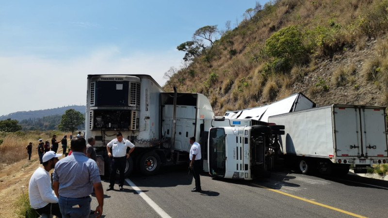 Cierre total de la siglo XXI tras choque de cuatro tráileres en ...