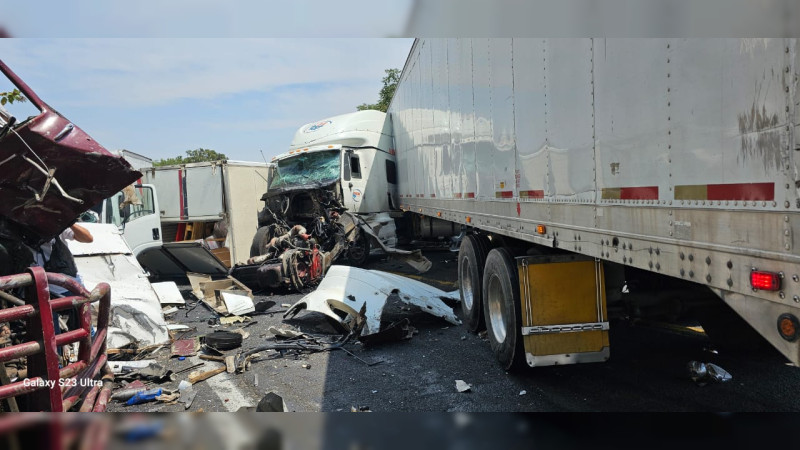 Cierre total de la siglo XXI tras choque de cuatro tráileres en Ziracuaretiro, Michoacán 