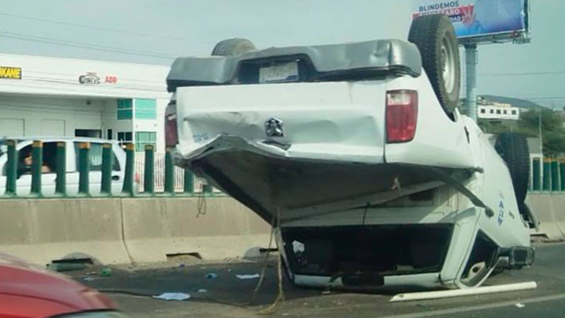 Aparatosa volcadura en la autopista México-Querétaro 