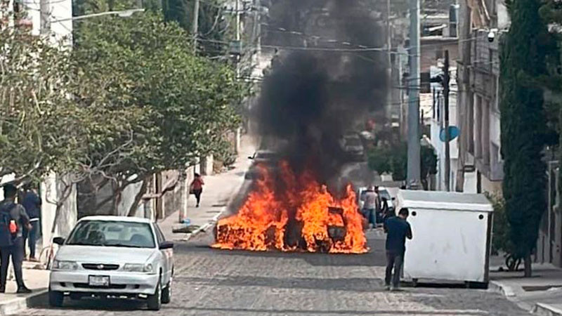 Arde auto en la colonia San José el Alto, en Querétaro 