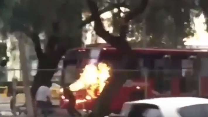 (Vídeos) Queman unidad del Metrobús en la Ciudad Universitaria de la UNAM - Foto 0 