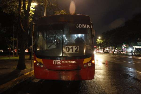 (Vídeos) Queman unidad del Metrobús en la Ciudad Universitaria de la UNAM - Foto 1 