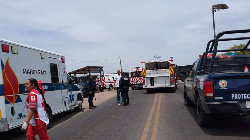 Tren embiste a autobús de pasajeros en Sinaloa y deja 15 heridos 
