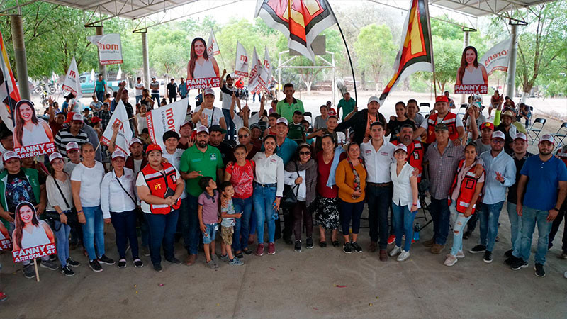 Fanny Arreola comenzó su recorrido por las comunidades del municipio de Apatzingán 