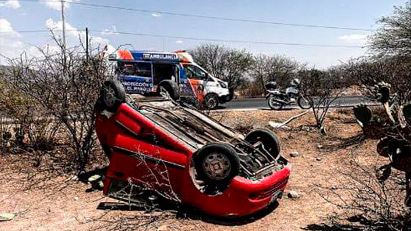 Sale del camino y vuelca en la carretera 510 Querétaro 