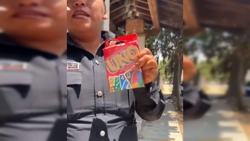 Policías de Toluca intentan detener a grupo de adolescentes mientras jugaban “UNO” en la calle 