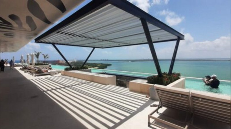Inauguran hotel Hyatt Vivid Grand Island en Cancún; Mara Lezama corta listón inaugural 