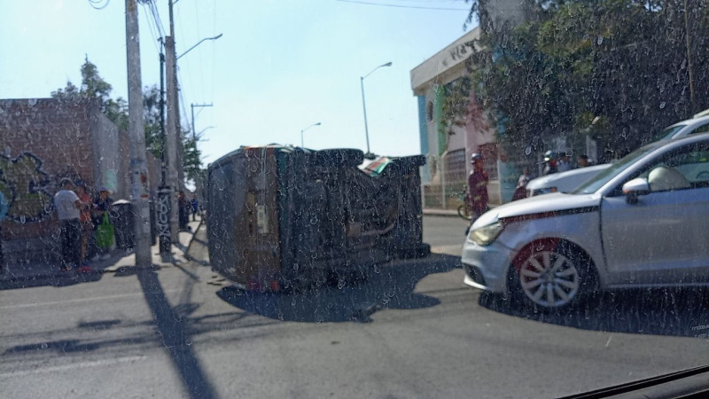 Reportan choque y volcadura en Querétaro  