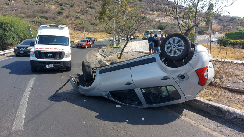 Vuelca automóvil en la carretera a Chichimequillas, Querétaro 