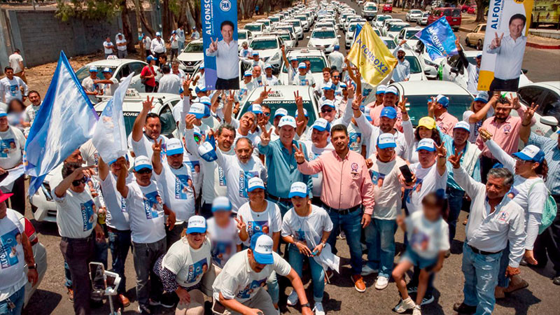 Taxistas van con Alfonso Martínez Alcázar para que siga al volante en Morelia, Michoacán 