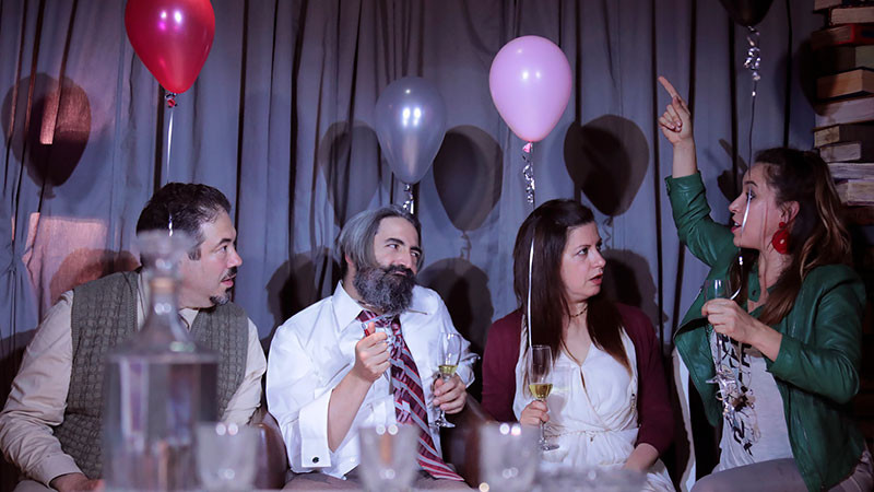 Teatro Varsovia recibirá a “Villa Dolorosa. Tres cumpleaños frustrados”, una comedia negra sobre la decadencia burguesa 
