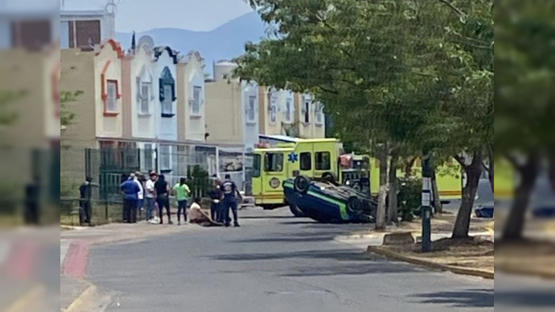 Vuelca con su auto en Villas del Pedregal de Morelia:  resultó herido 