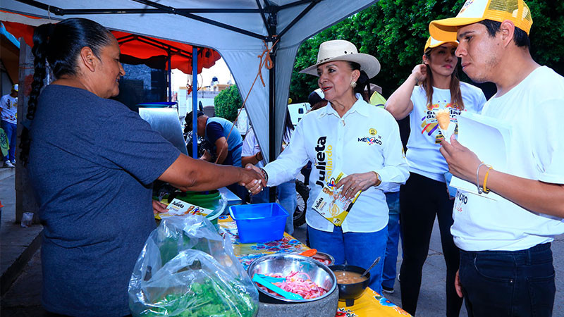 Julieta Gallardo recorre Penjamillo, la población le manifiesta respaldo, ya que es garantía de trabajo y resultados para la región