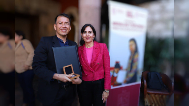 Maestro de Charapan es reconocido por rescate de tradiciones y cultura 