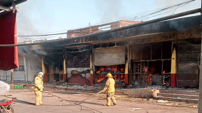 Fuerte incendio en la abarrotera Morelia, frente al Mercado Municipal de Apatzingán  