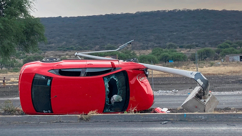 Vuelca auto en el norponiente de Querétaro 