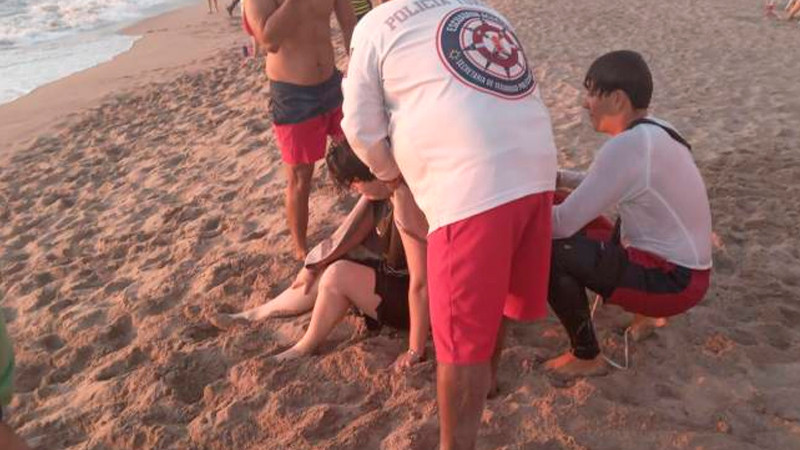 Rescata Policía Acuática a 14 turistas por fenómeno de Mar de Fondo, en Mazatlán 