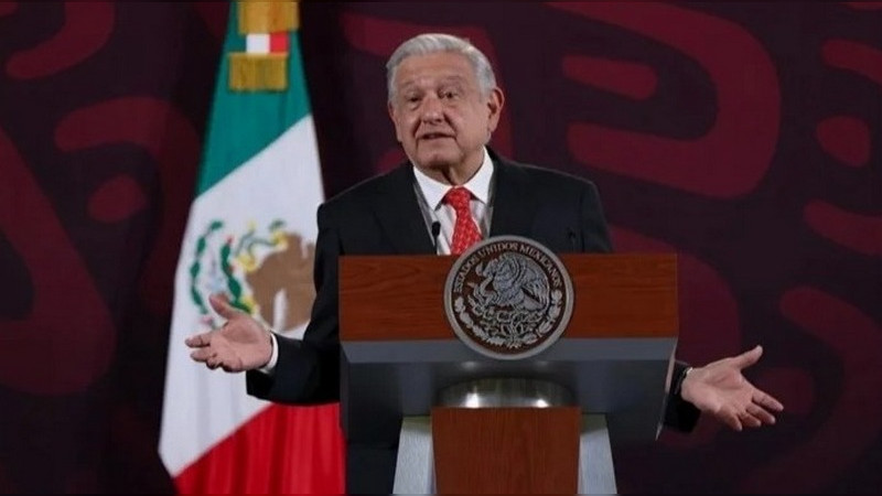AMLO se lanza contra el INE por burocracia que evita que mexicanos voten en el extranjero 
