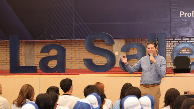 Jóvenes arropan con su alegría y entusiasmo a Alfonso