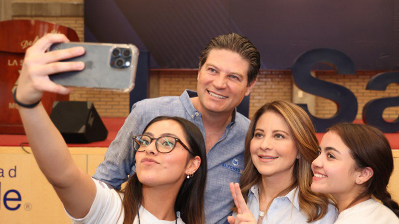 Jóvenes arropan con su alegría y entusiasmo a Alfonso