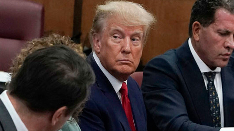 Inicia histórico juicio penal contra Trump; se le acusa de 34 delitos 