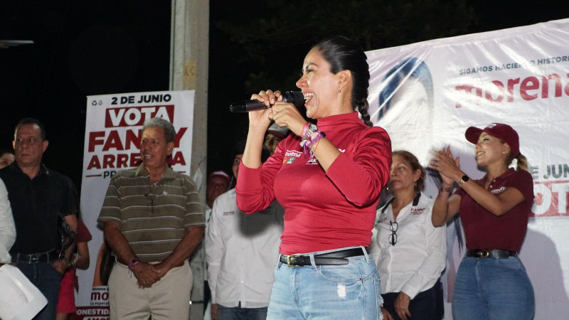Fanny Arreola visita las colonias de Apatzingán para platicar con la ciudadanía. 
