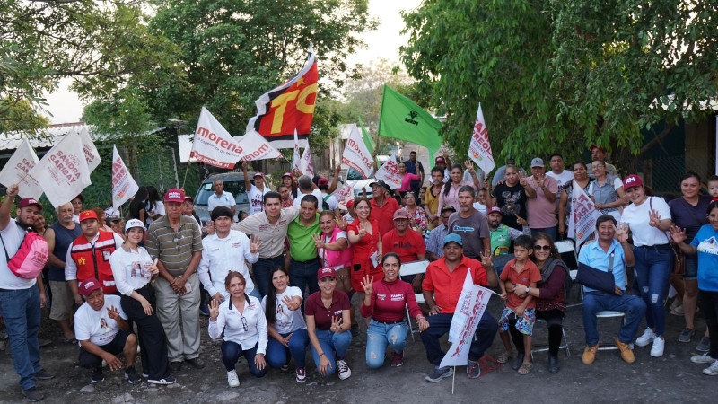 Fanny Arreola visita las colonias de Apatzingán para platicar con la ciudadanía. 