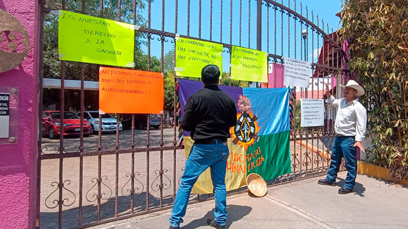 Comuneros de Charapan protestan en el Instituto Electoral de Michoacán 
