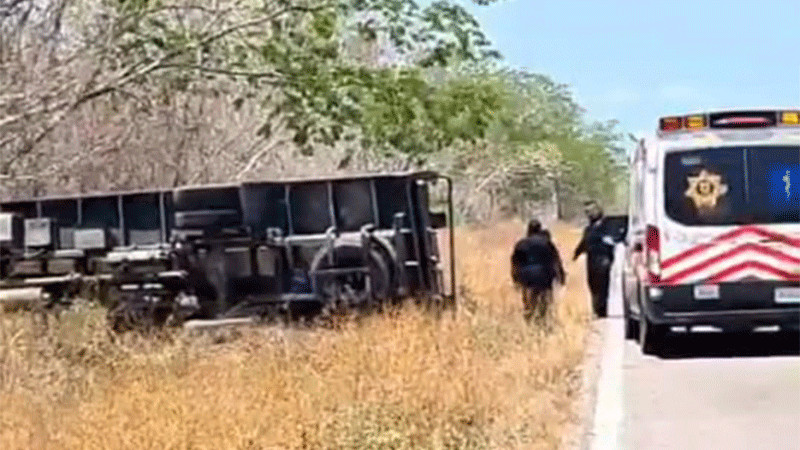 Vuelca camión de la Sedena en carretera Mérida-Celestún; hay cuatro lesionados 