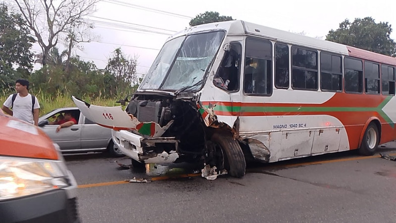 Tabasco: Se registra choque entre unidades de transporte público; hay un muerto y siete heridos