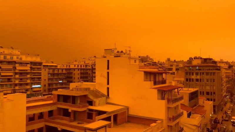 Polvo del Sahara cubre la ciudad de Atenas y la tiñe de naranja 