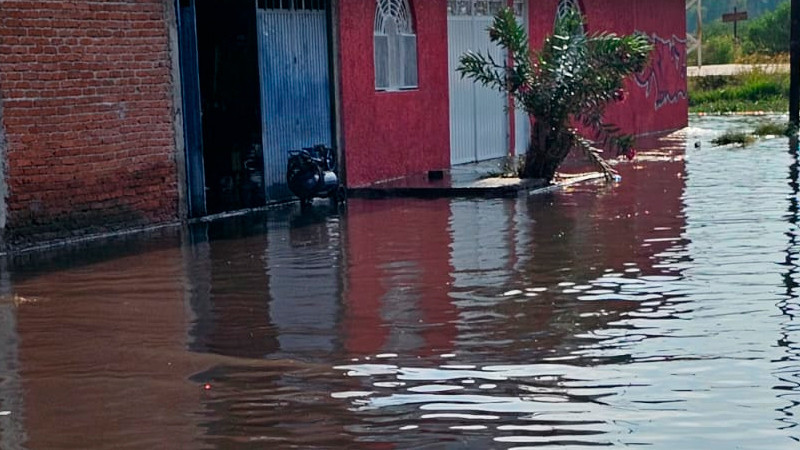 Lluvias en Teyahualco, Edomex, provocan desbordamiento de canal y deja daños en casas 