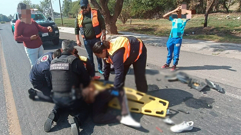 Dos lesionados en caída de moto en la carretera a Huimilpan, Querétaro 