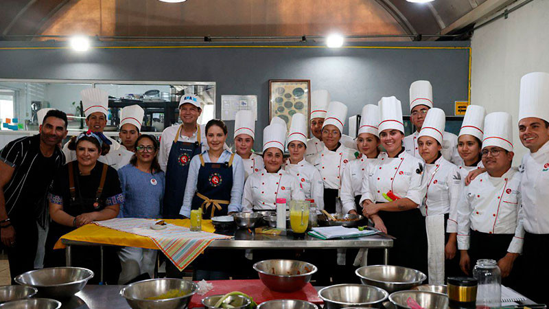 Alfonso lleva propuestas de campaña a la cocina y conviven con futuros chefs