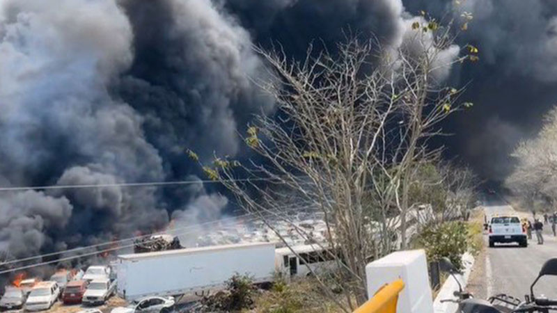 Se incendia corralón en Veracruz, consume 50 vehículos  