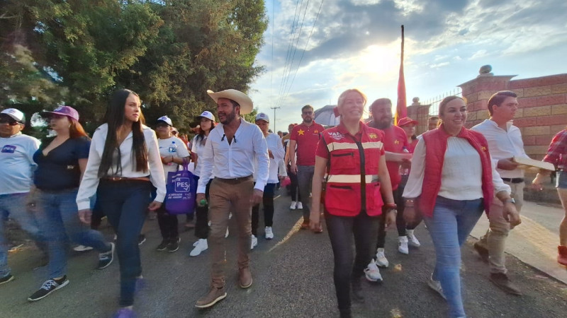 En caminata, recorre Humberto García comunidades de Huiramba 