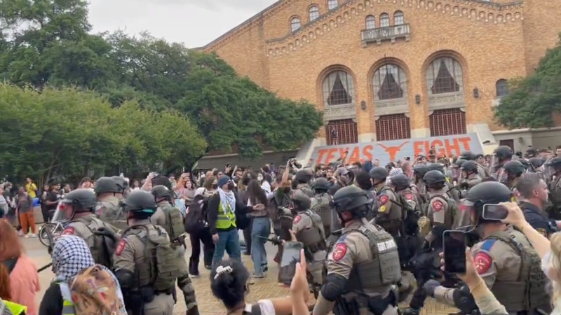Policía de Los Ángeles repliega protestas de estudiantes propalestinos 
