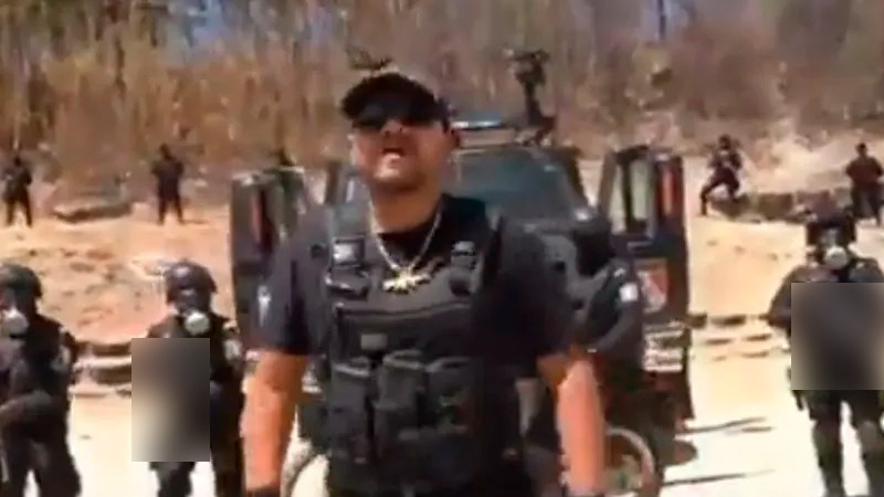 Policías de Oaxaca aparecen en video musical de un corrido; son separados de su cargo 