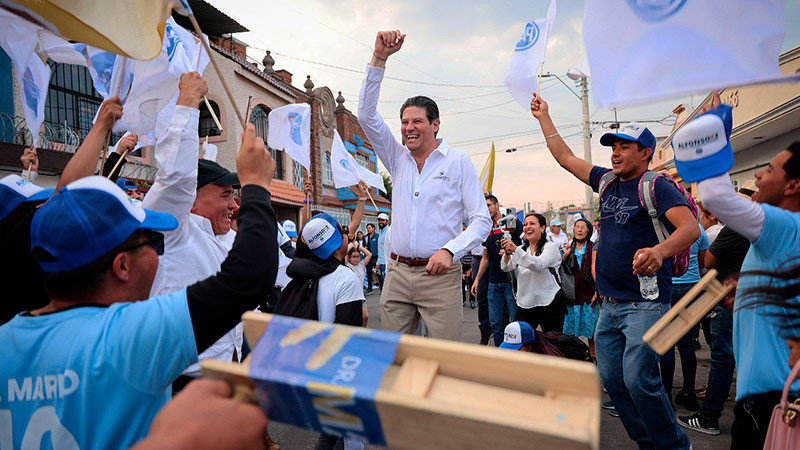 Vecinos de la Industrial reciben a Alfonso Martínez Alcázar 