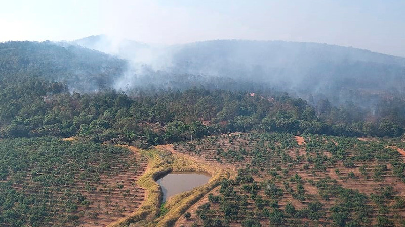 Controlado al 100 % el incendio forestal en Ario gracias al helicóptero con helibalde