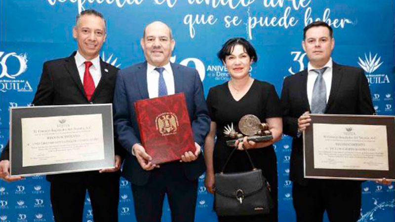 Reconocen a la Universidad Autónoma de Guadalajara por su aportación a la industria tequilera 