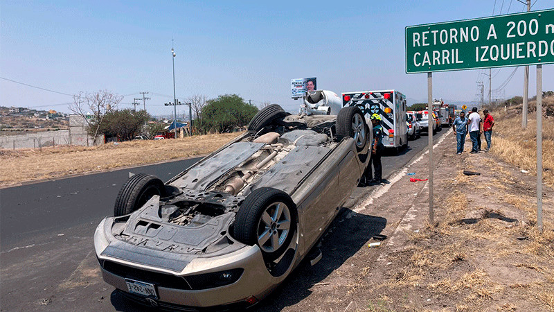 Vuelca auto en el Fray Junípero Serra en Querétaro 