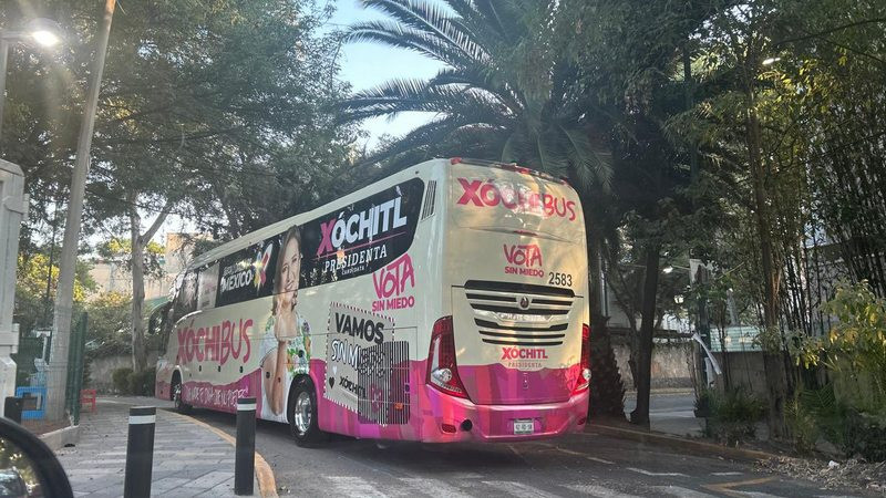 Sorprenden a hombre y mujer vigilando casa de campaña de Xóchitl Gálvez 