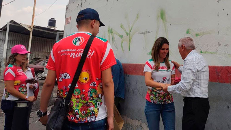 Casa por casa, Daniela de los Santos recorre la Félix Ireta, en Morelia, Michoacán 
