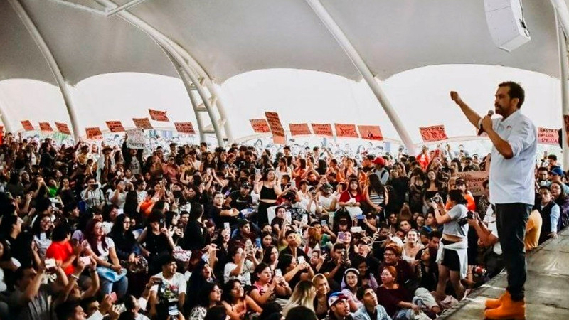 Entre vítores y rechiflas reciben a Máynez en la UAM 