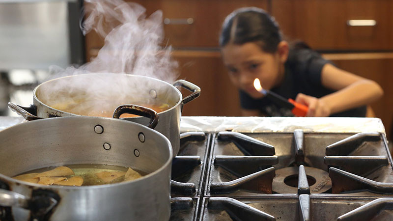 Líquidos calientes, descargas eléctricas, fuego y químicos causan quemaduras en infantes: Issste 