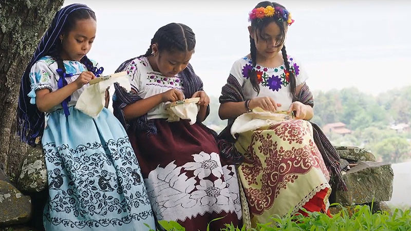 Niñas de Tzintzuntzan dan mensaje por la no discriminación 