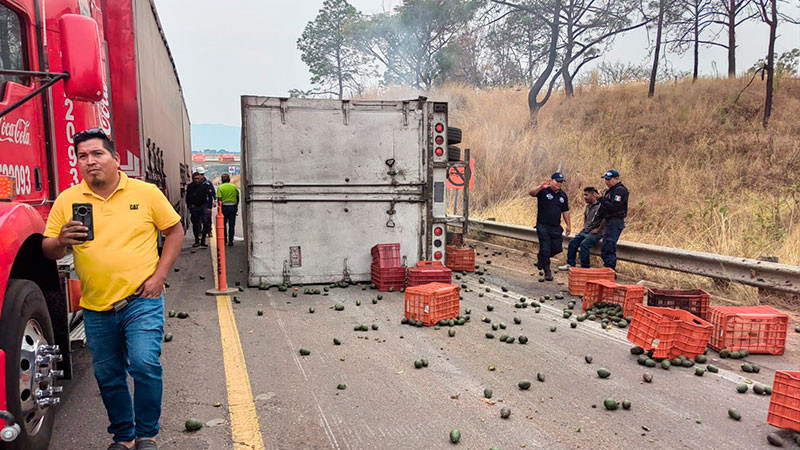 Vuelca tráiler cargado con aguacate en la Siglo XXI; solo hubo daños materiales 