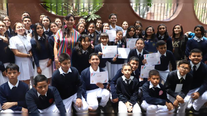 Reconoce sector educación de Michoacán a alumnos lectores en la Fiesta del Libro y la Rosa 