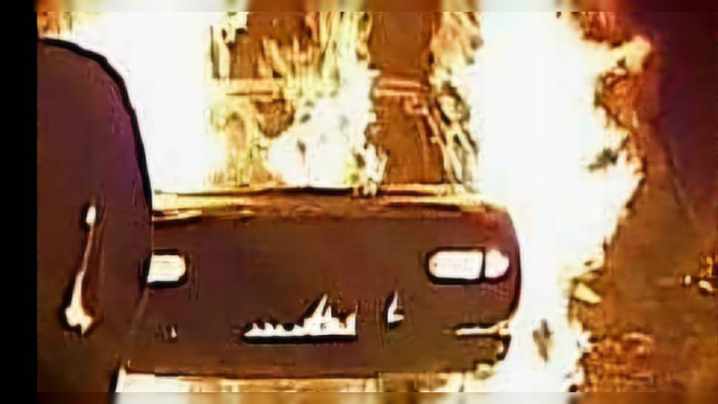 En Morelia, Michoacán, incendian vehículo con un cadáver en la cajuela